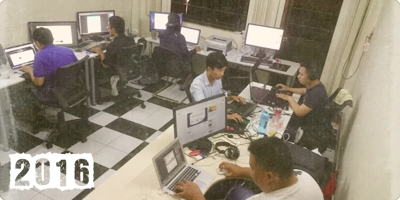 Đội MONA làm việc trong văn phòng đầu tiên năm 2016